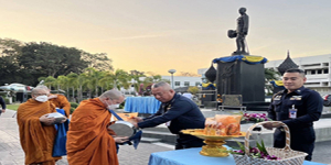 ทำบุญใส่บาตรตอนเช้า เพื่อเป็นสิริมงคลสวัสดิภาพทางใจ ตามโครงการสุขภาพจิต